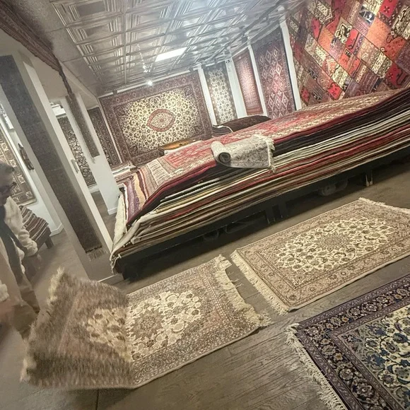 Elegant authentic  Persian Rugs - Picture 3 of 12